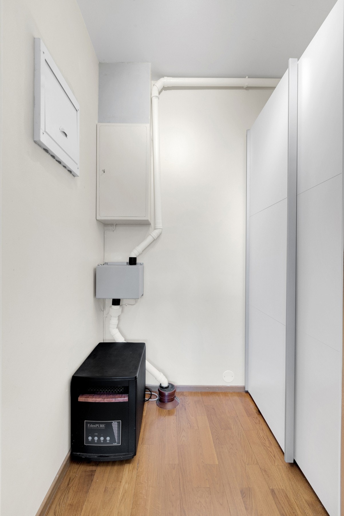 Soverommet har en praktisk bod (teknisk rom), innredet som walk in/closet. Galleribilde