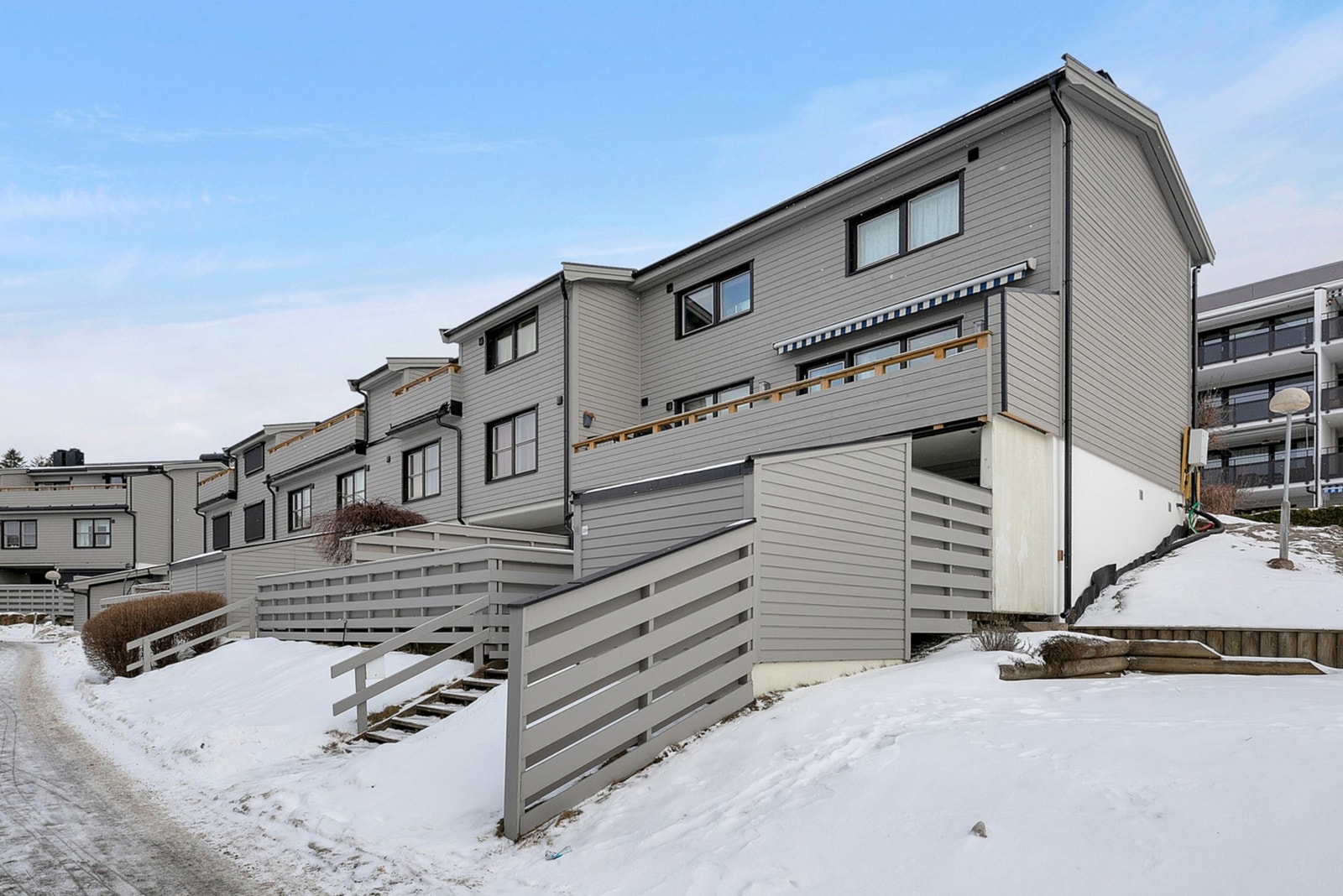 Svært attraktiv intern beliggenhet. Leiligheten ligger i enden, skjermet for innsyn. Borettslaget er ansett som veldrevet og populært i nærområdet på Nordstrand. Fasaden ble renovert i 2025 og ferdistilles etter planen i 2026. Galleribilde