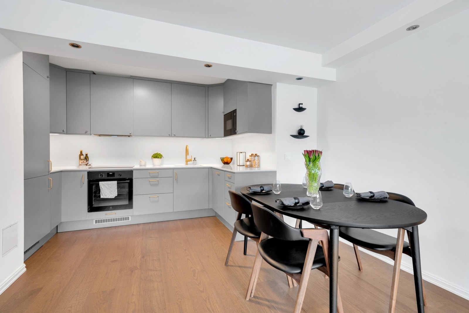 Kjøkkenet ligger i egen sone, som gir en luftig og god romfølelse. Her kjenner man ikke på at stue og kjøkken ligget i "ett". Galleribilde