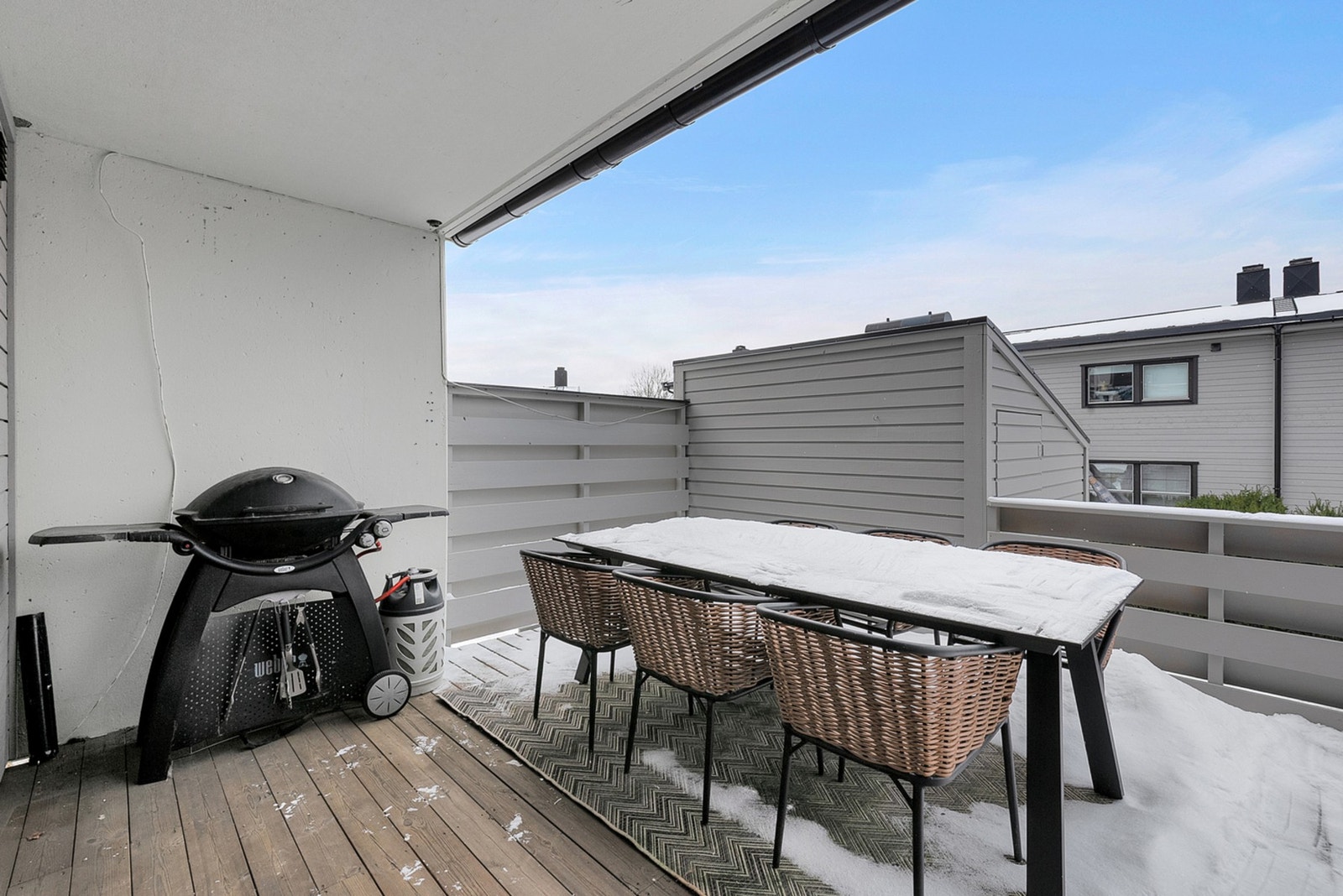 Vestvendt terrasse på 38 kvm med store sosiale soner. Her har du flere gode innredningsmuligheter for grill og sittegruppe. Galleribilde