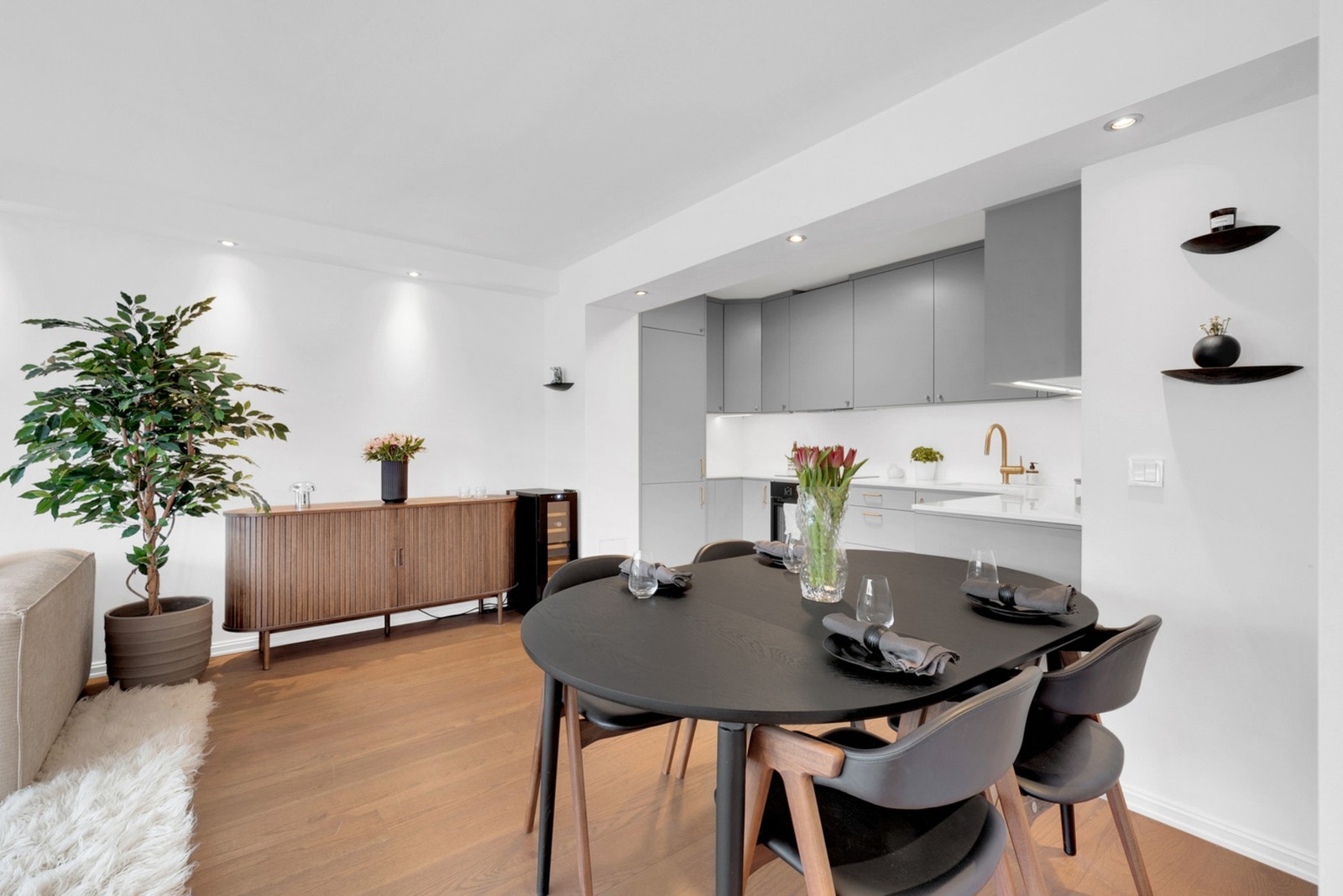 Åpen stue- og kjøkkenløsning med definerte soner. Galleribilde