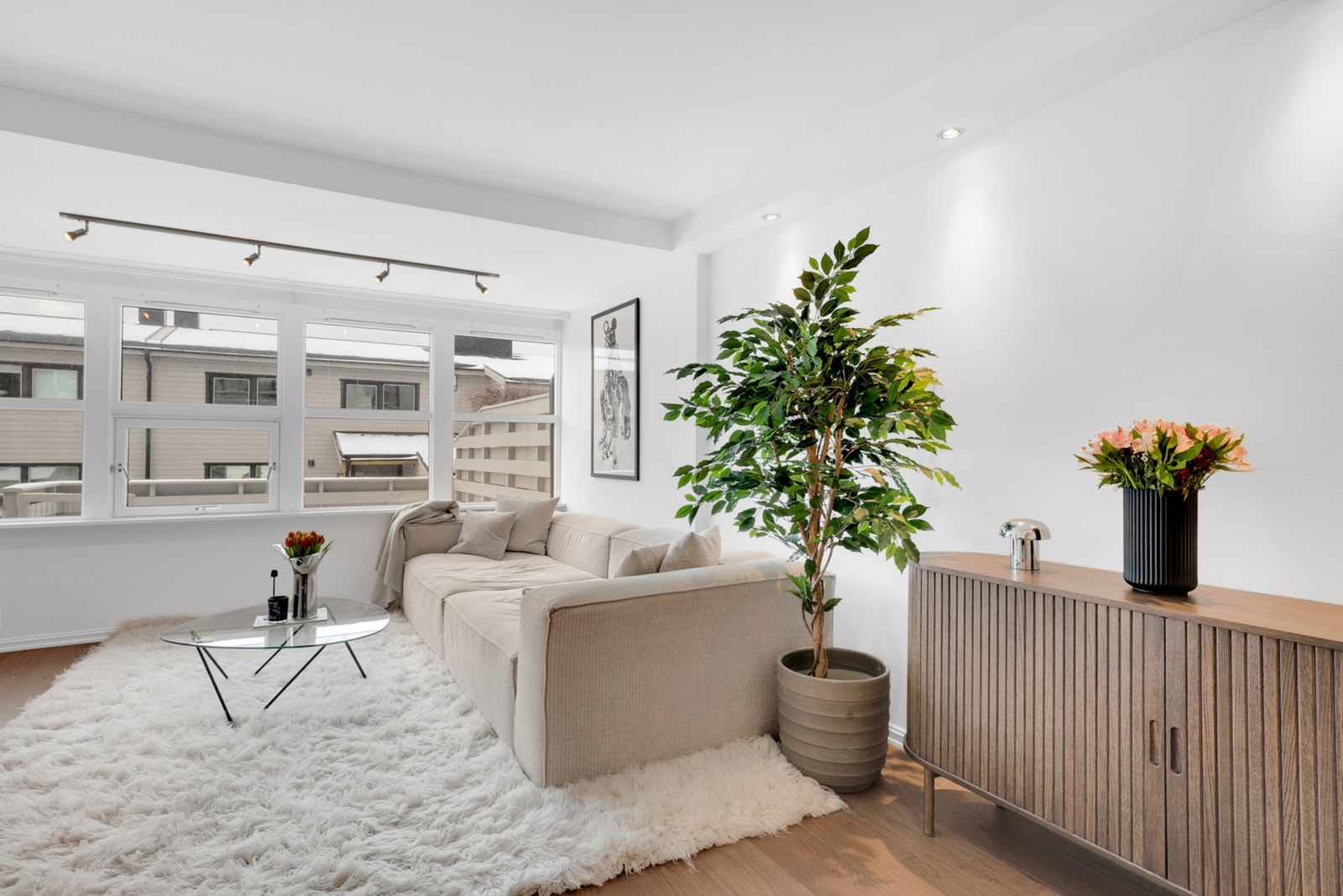 Store vindusflater sørger for godt med naturlig lys. Galleribilde