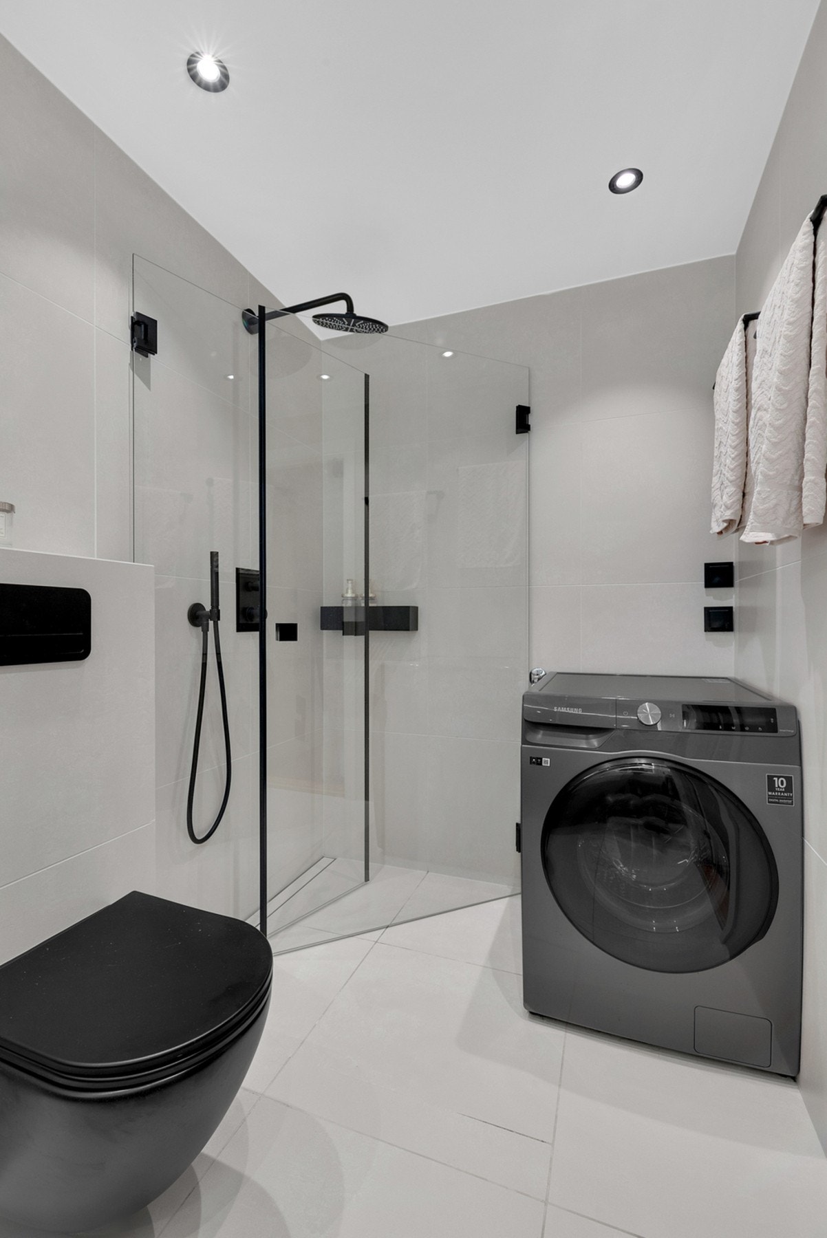 Påkostet materialvalg og stilren innredning gir et luksuriøst uttrykk. Galleribilde