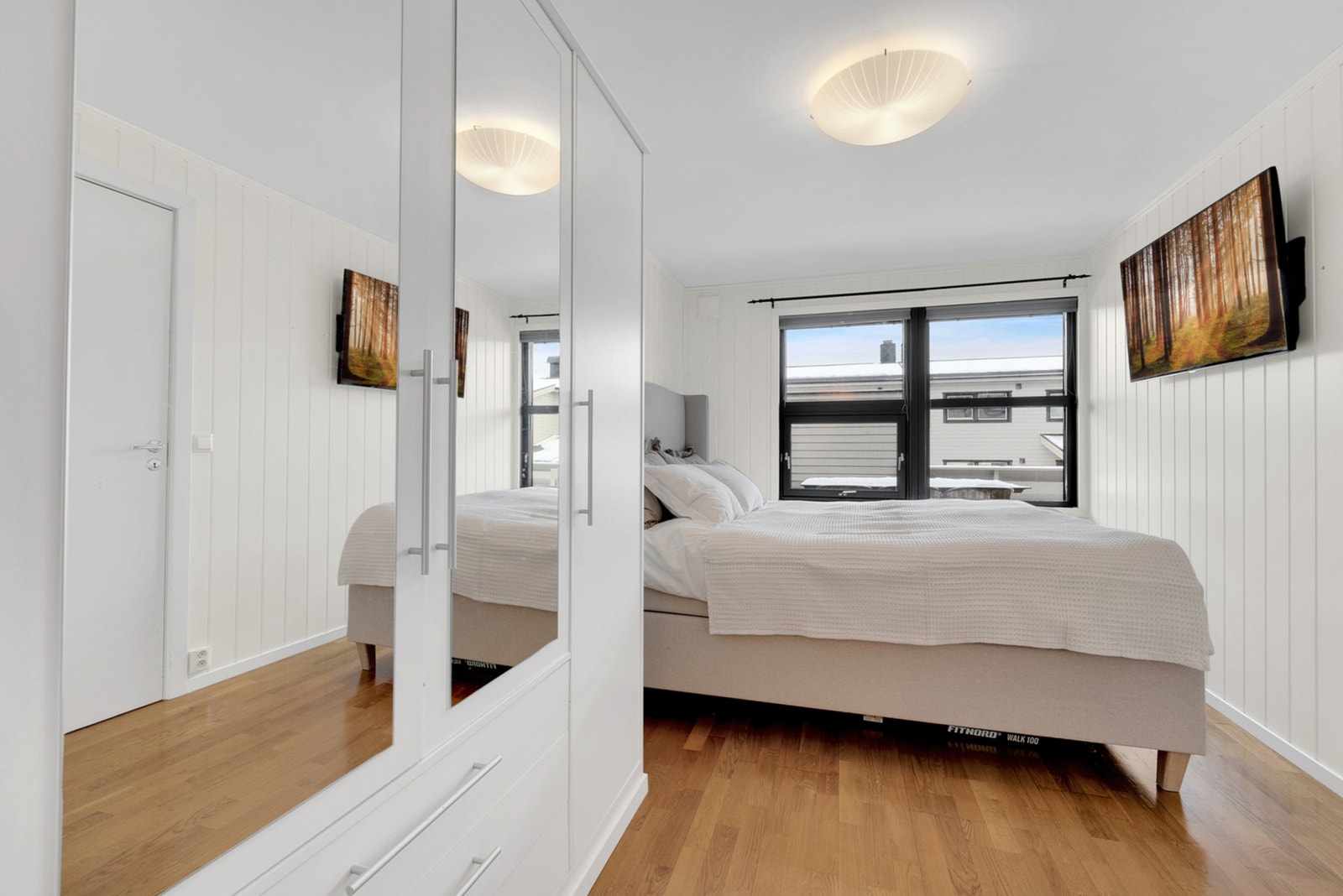 Soverommet er innredet med romslig garderobeskap. Galleribilde