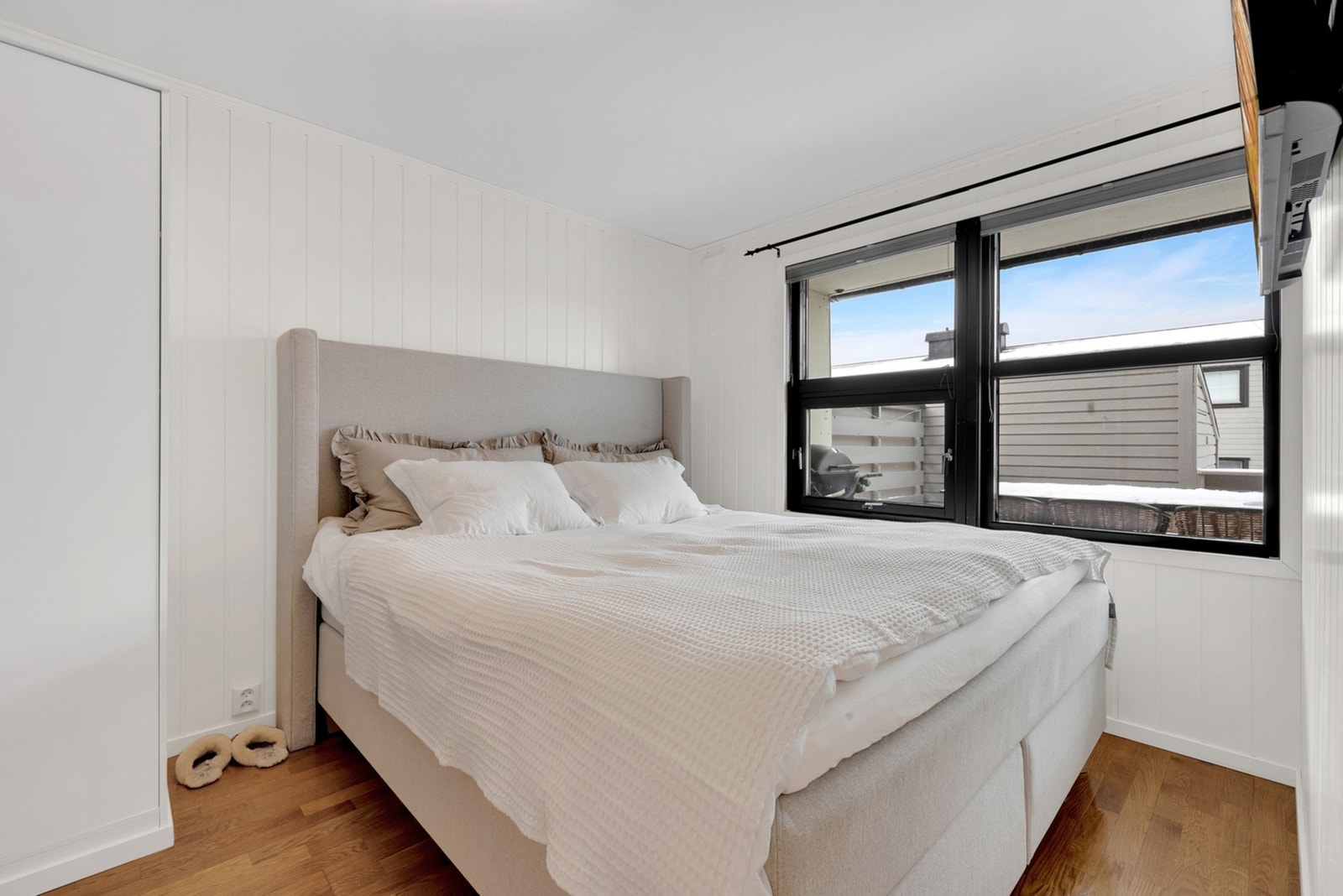 Romslig soverom skjermet for innsyn. Galleribilde