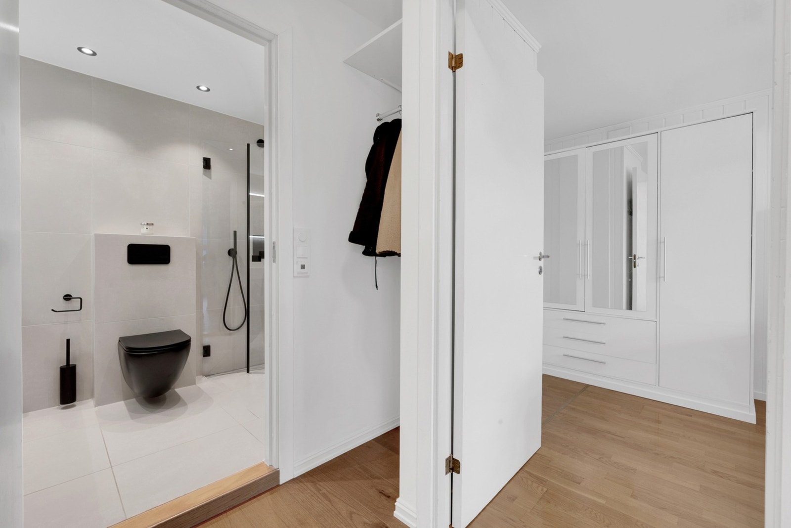 Praktisk planløsning med soverom og bad, side om side. Galleribilde