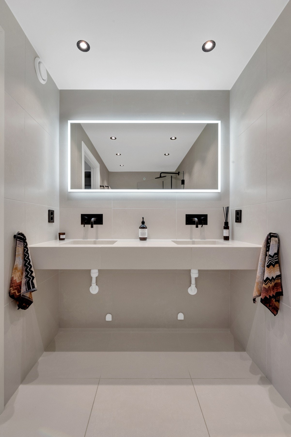 Stort og innbydende bad med tidløst design fra 2022. Galleribilde