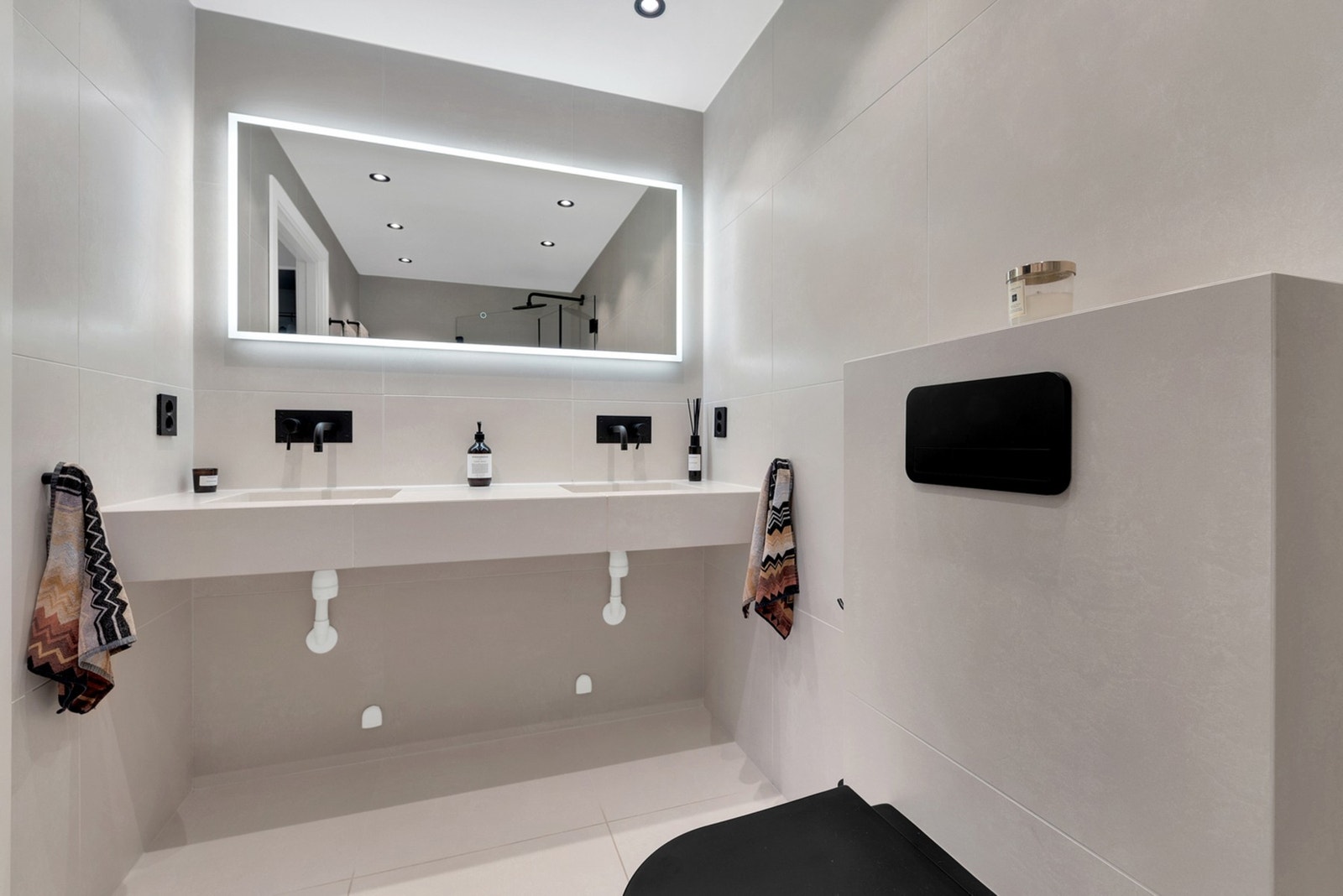 Stort og innbydende bad med tidløst design fra 2022. Galleribilde