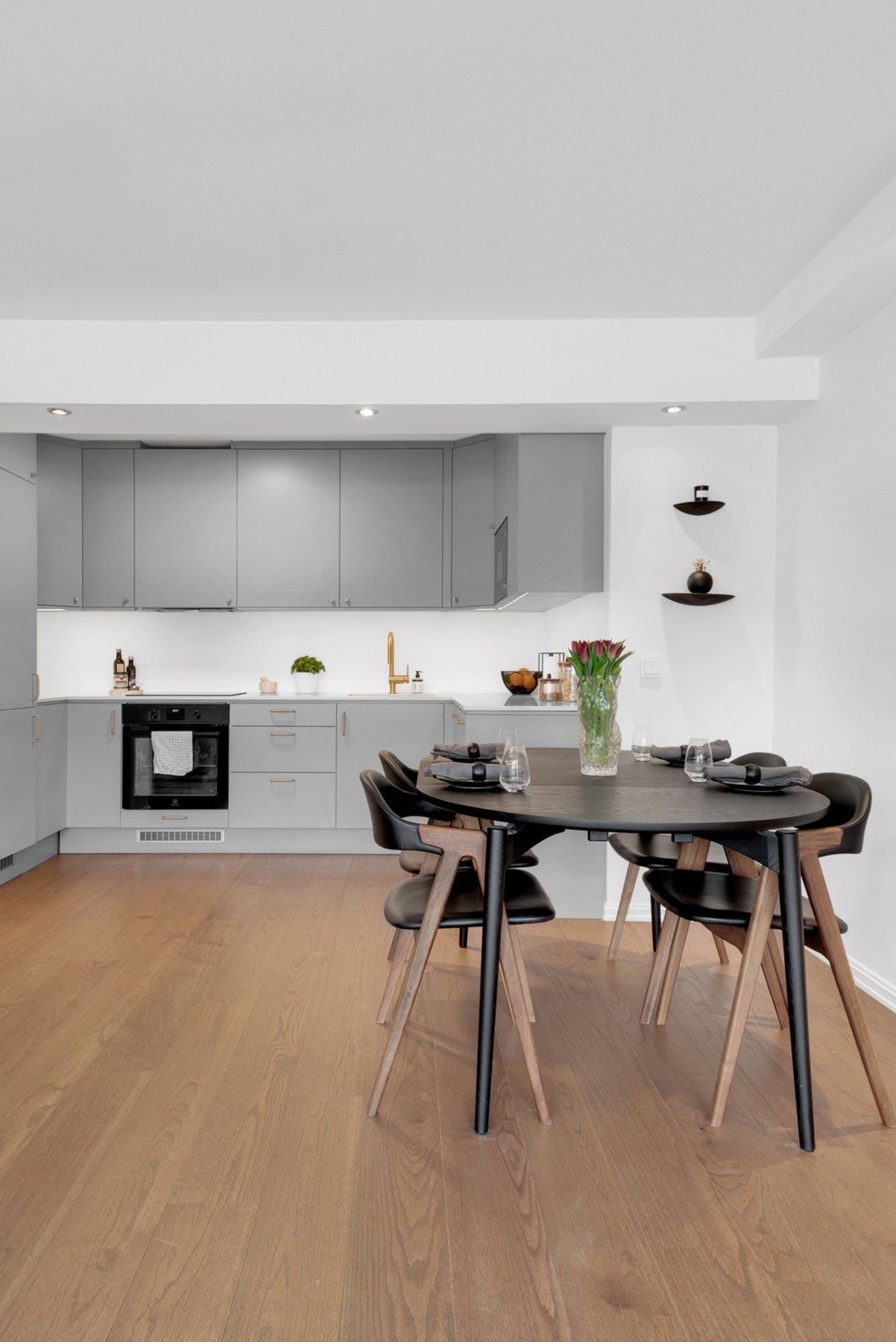 God takhøyde bidrar til den luftige romfølelsen. Galleribilde