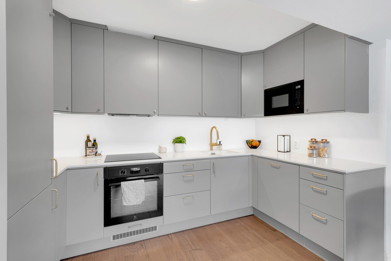 Stilrent Epoq kjøkkeninnredning med integrerte hvitevarer fra 2024. Galleribilde