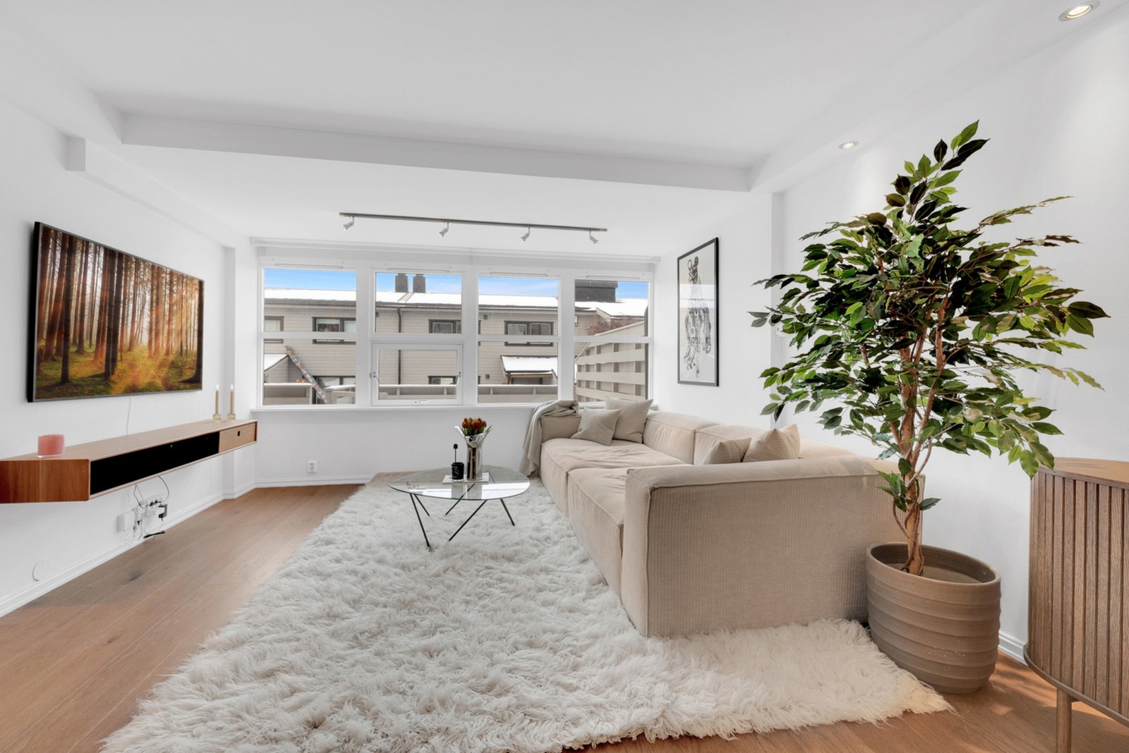 Boligen ligger i et høydedrag som gjør at man blir skjermet for innsyn fra gangvei. Galleribilde