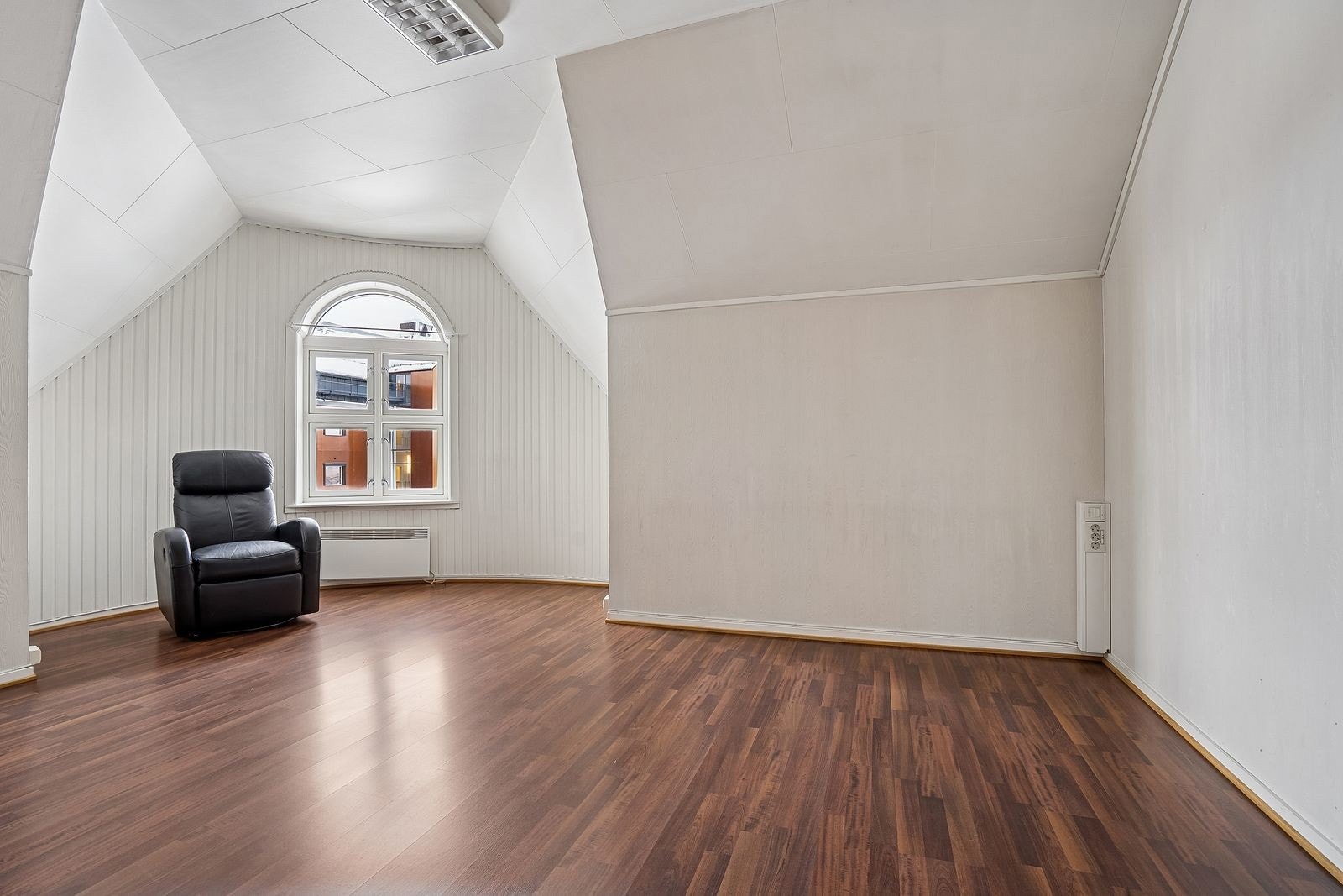 Stor stue med store vindu som gir rikelig med innslipp av naturlig lys.