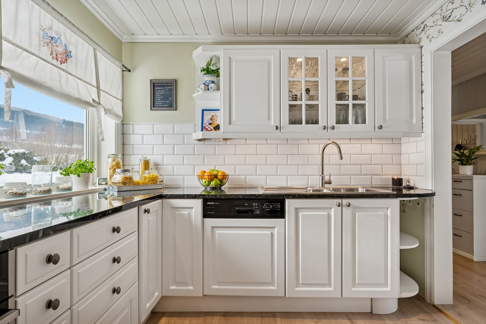 God plass til lagring i over- og underskap. Galleribilde