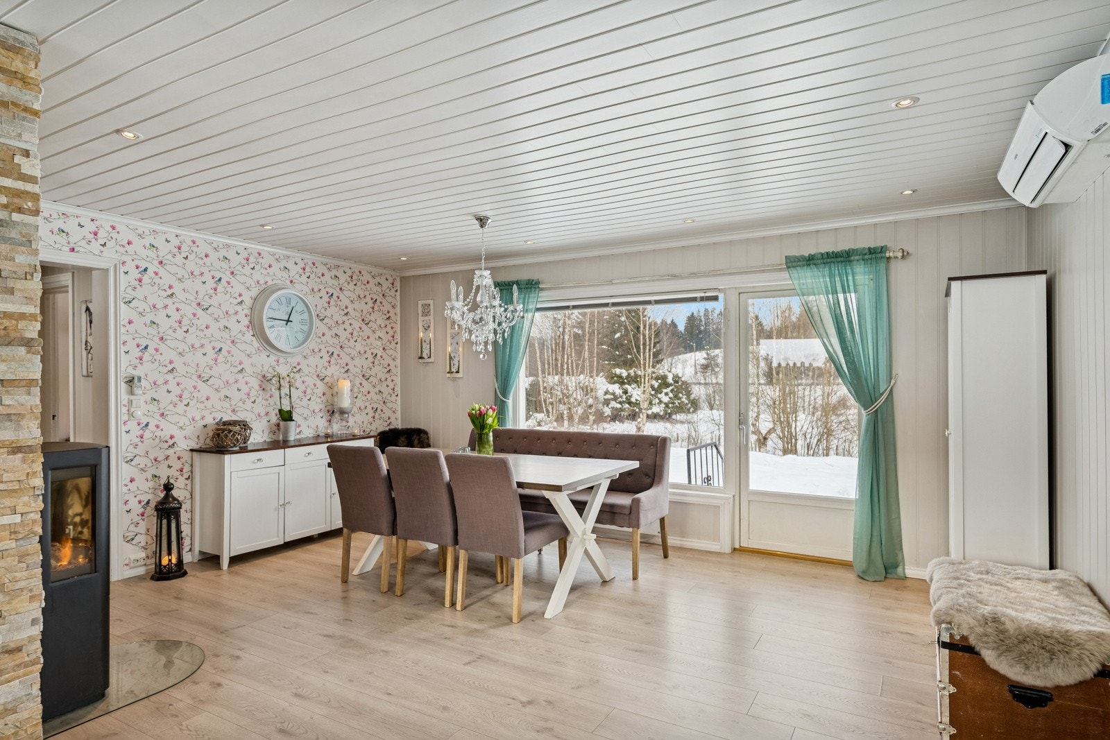 Fra stua er det utgang til hagen via terrassedør. Galleribilde