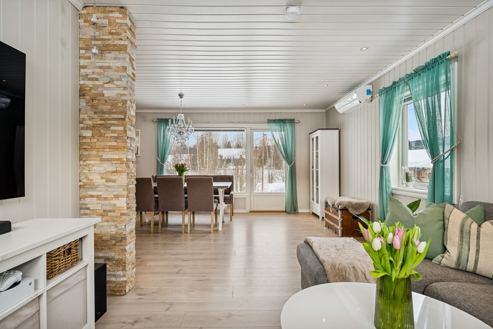 Godt med naturlig lys i boligen gir den en romslig følelse. Galleribilde