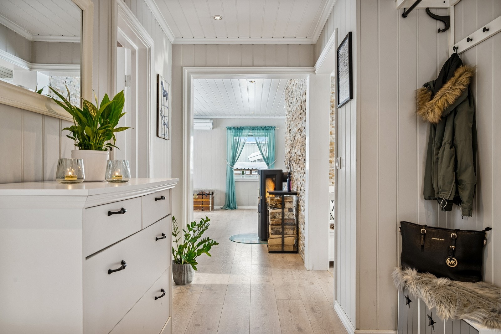 Boligen har en god planløsning med en naturlig flyt igjennom boligen. Galleribilde