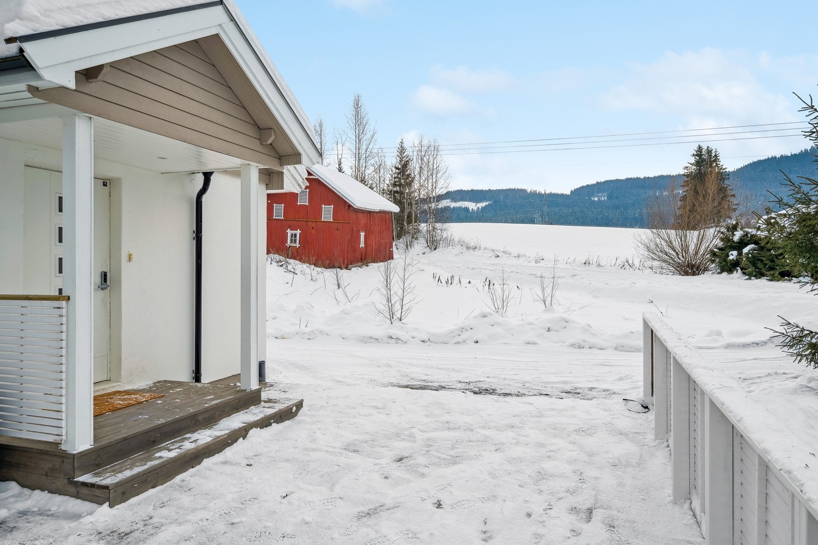 Nyere terrasse og overbygg. Galleribilde