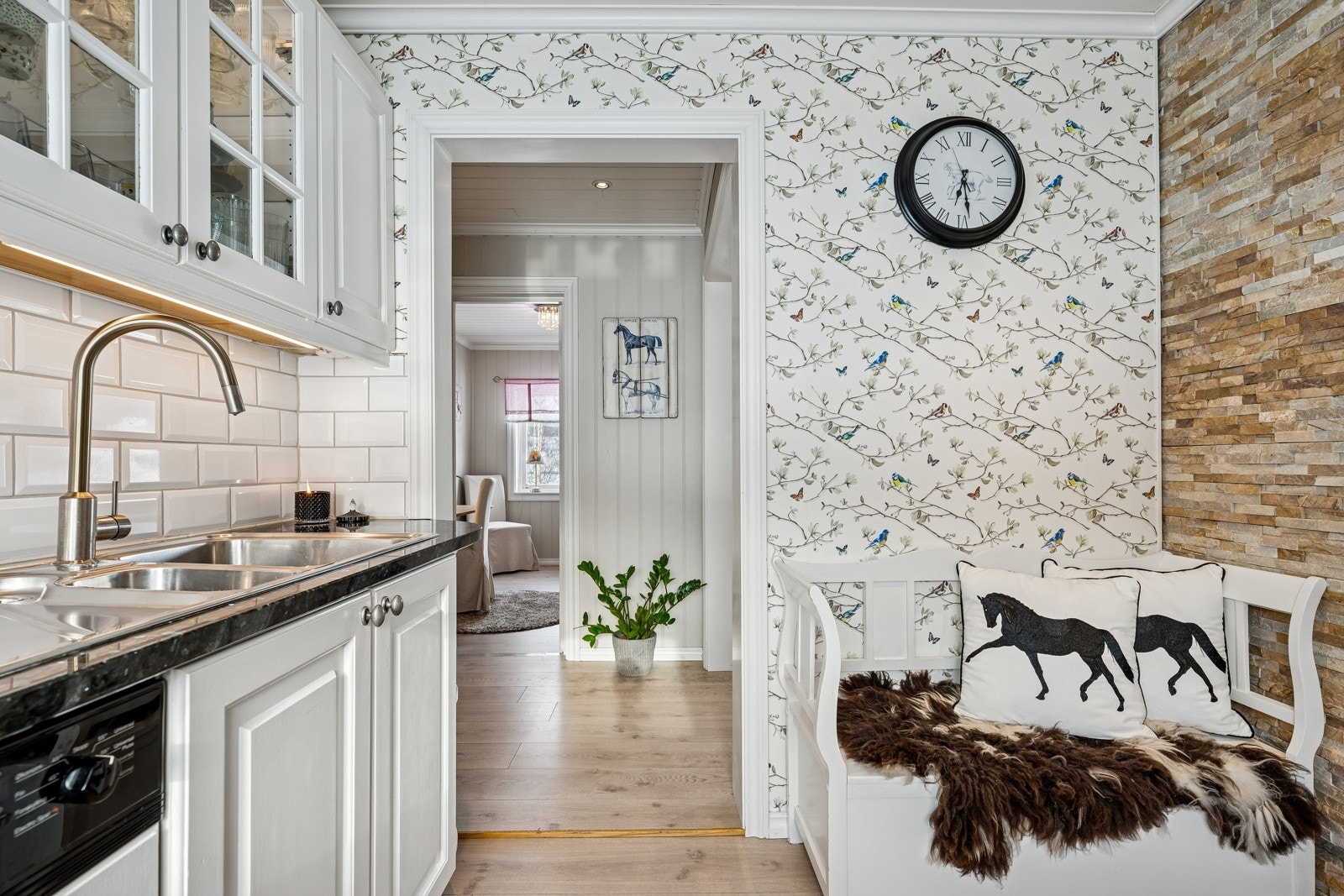 Stilig Huseby kjøkken montert i 2016. Galleribilde