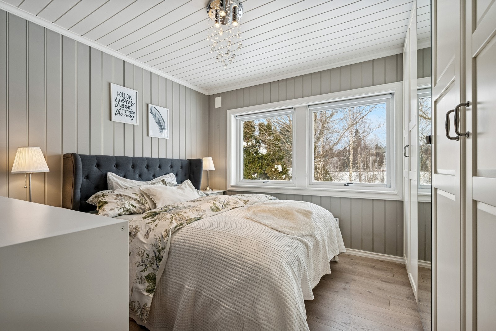 Hovedsoverommet er romslig og har god plass til diverse møbler. Galleribilde