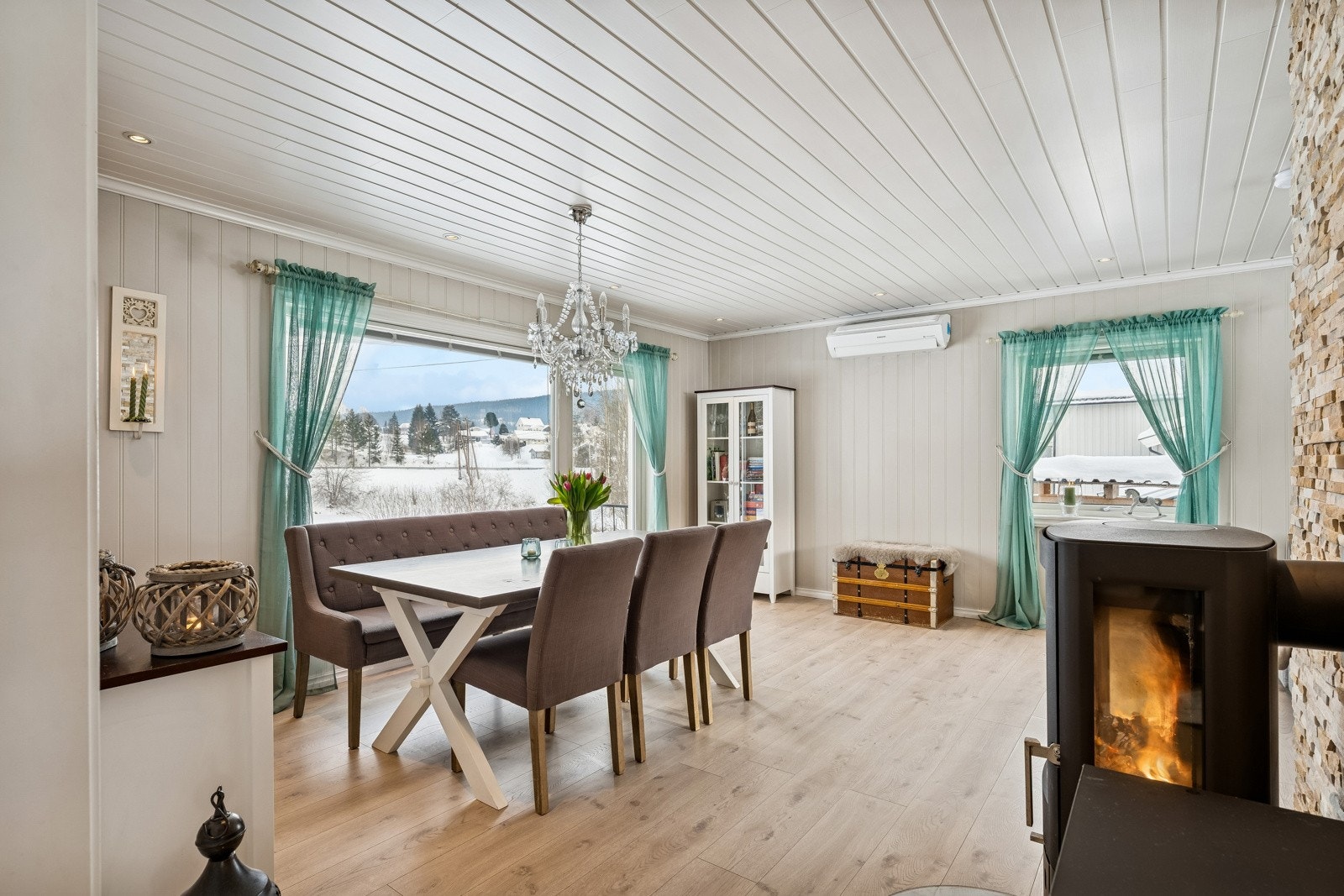 Romslig stue med store vindusflater. Alle vinduer i 1. etg er byttet bortsett fra soverom. Galleribilde