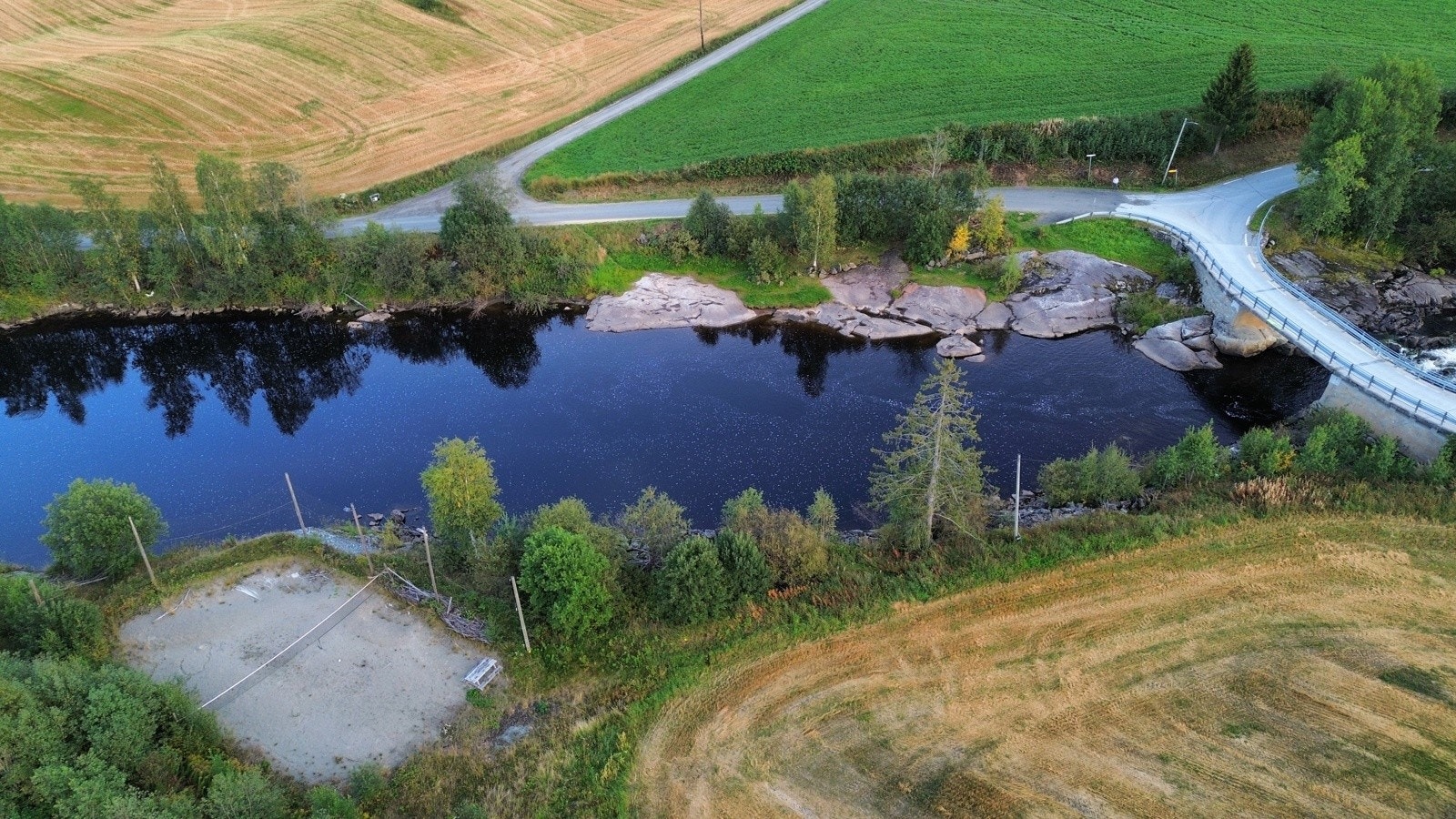 Flott badeplass kun noen hundre meter unna boligen. Galleribilde