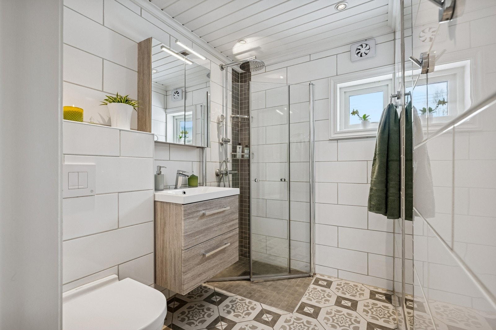 Bad fra 2016 med downlights, gulvvarme og moderne baderomsmøbler. Galleribilde