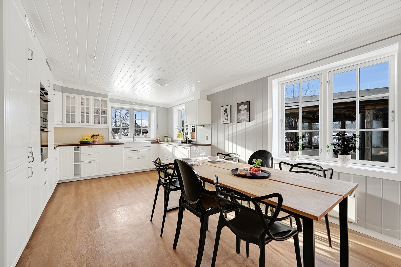 Det er god plass til stort spisestuemøblement på kjøkkenet. Galleribilde