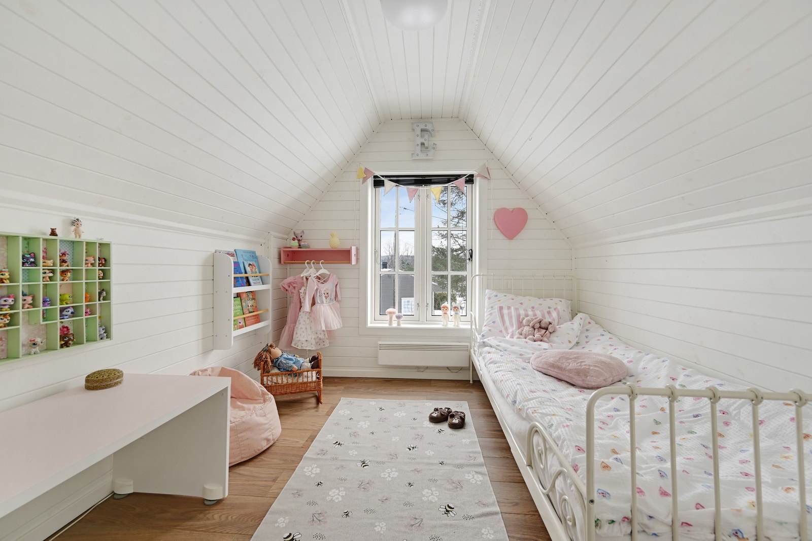 Soverom 3 har pent gulv, lysmalte vegger og god takhøyde. Galleribilde