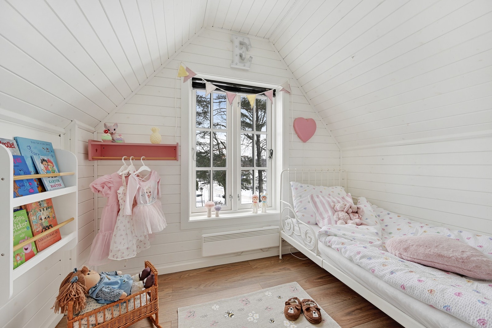 Soverom 3 har også god plass til seng, pult, kommode eller annet ønsket møblement Galleribilde