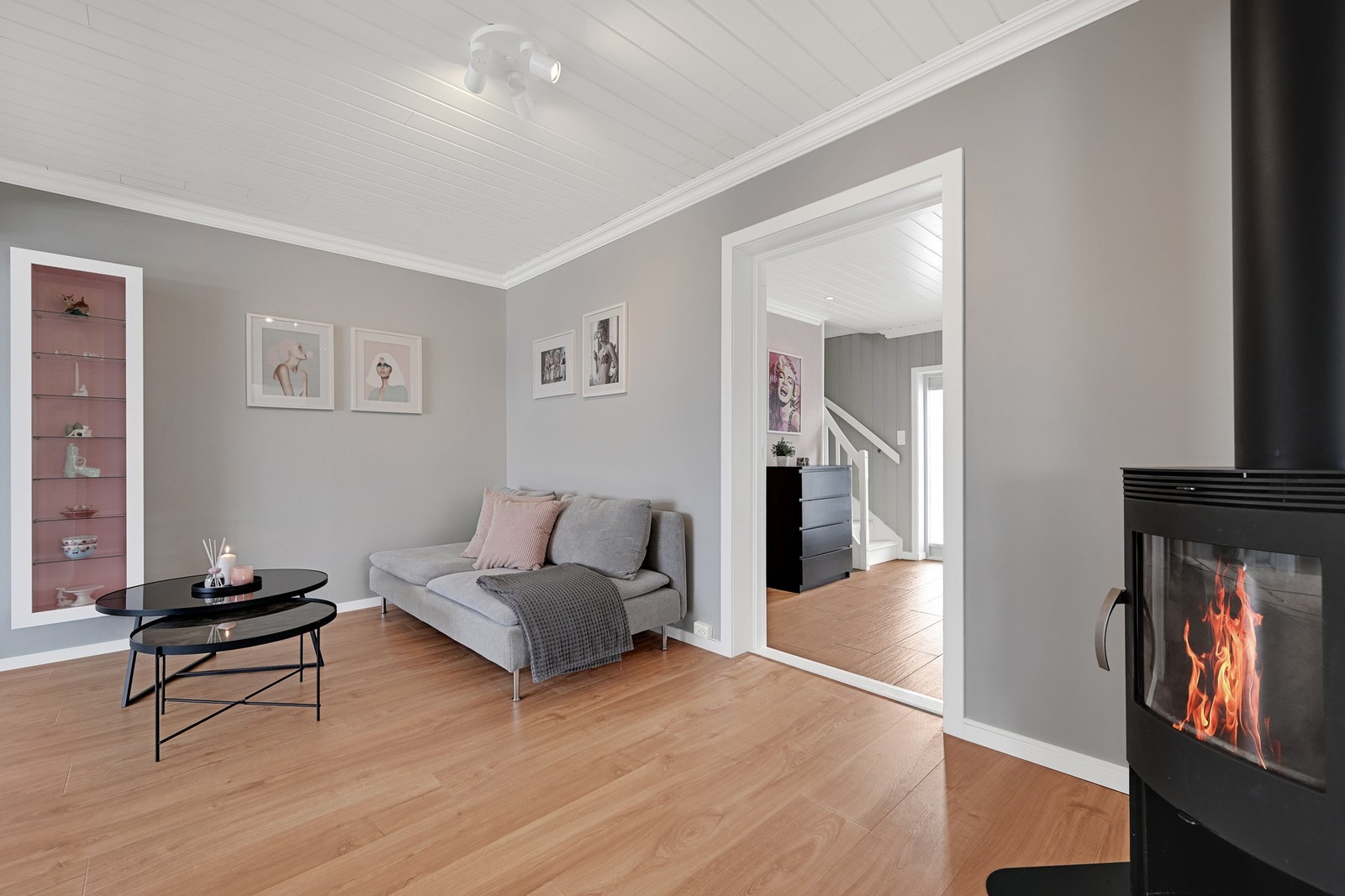 Deilig med en liten lesekrok eller plass for barna i stuen. Vedovnen gir deilig varme på kalde vinterdager. Galleribilde