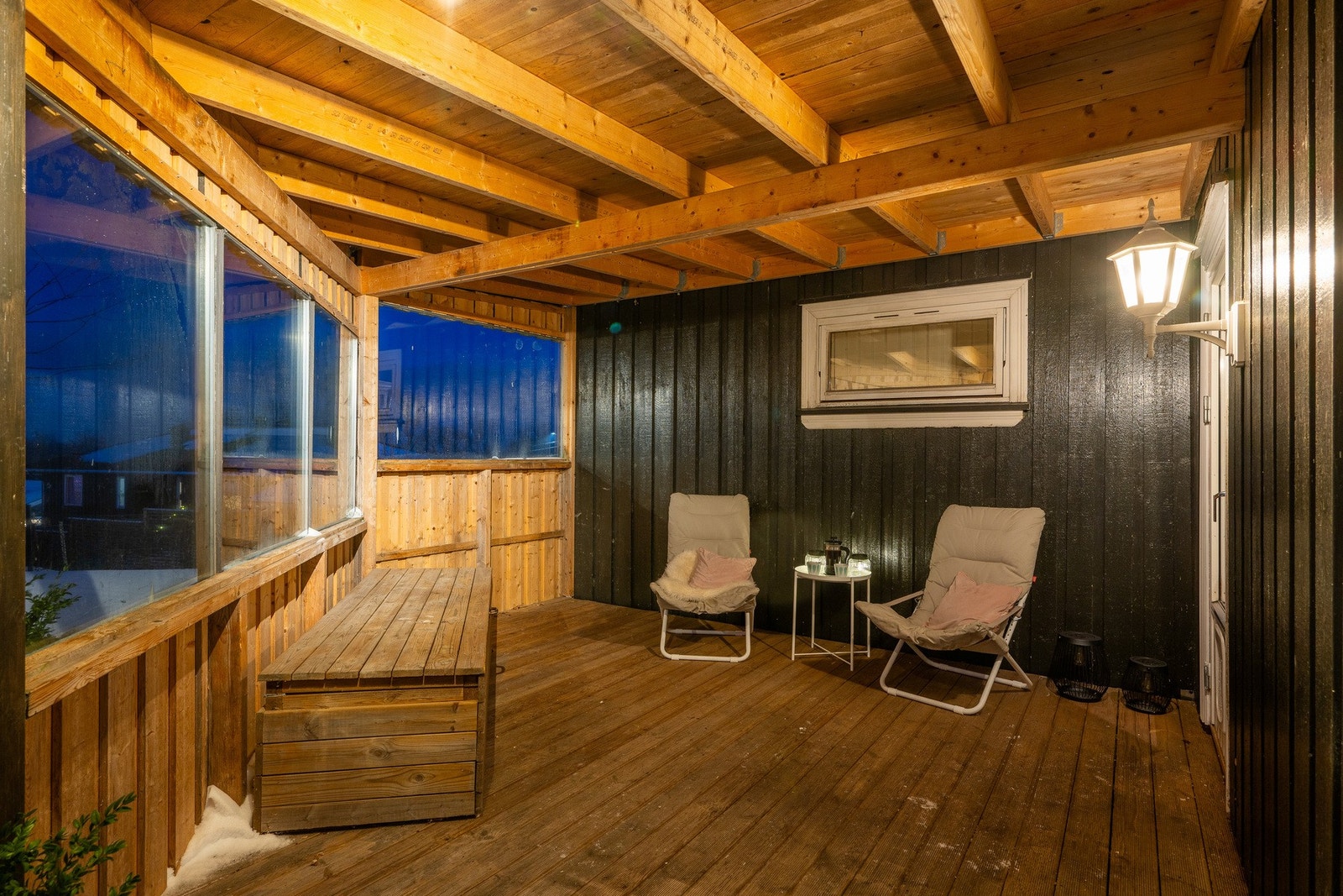 Fra kjøkkenet er det utgang til overbygd uteplass. Galleribilde