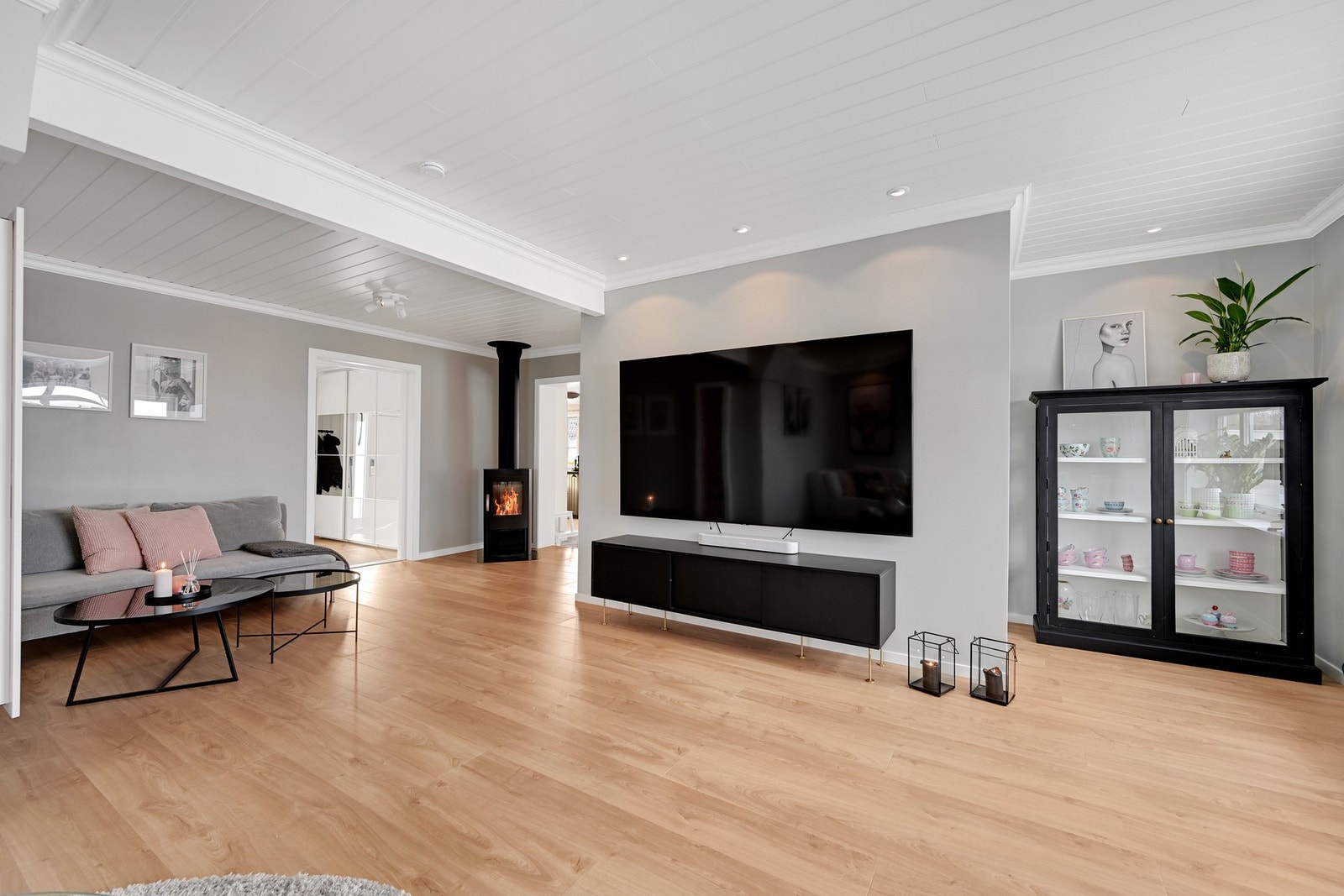 I stuen er det spott i taket og god plass til stor tv på veggen Galleribilde