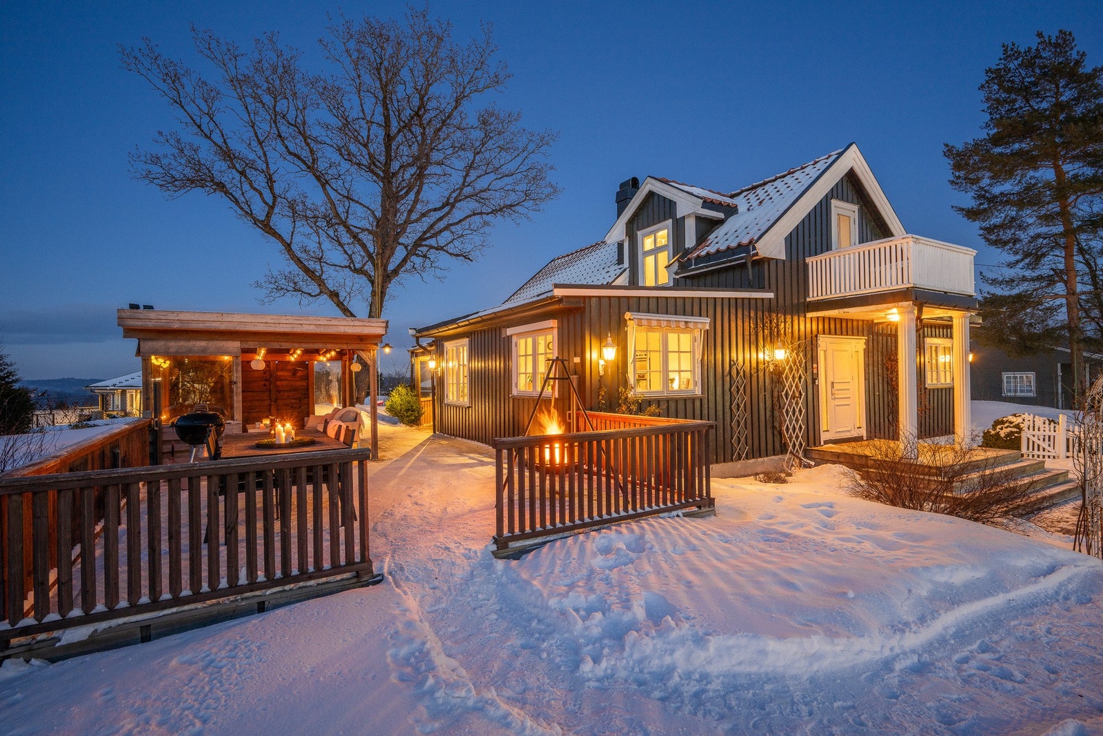 Boligen har en pent opparbeidet og solrik selveiet eiendom på 1349,3 kvm med flere hyggelige uteplasser. Galleribilde