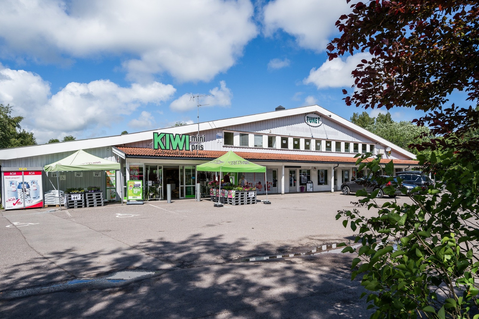 Rett før idrettsanlegget finner man Kiwi dagligvareforretning, frisør og gatekjøkken Galleribilde