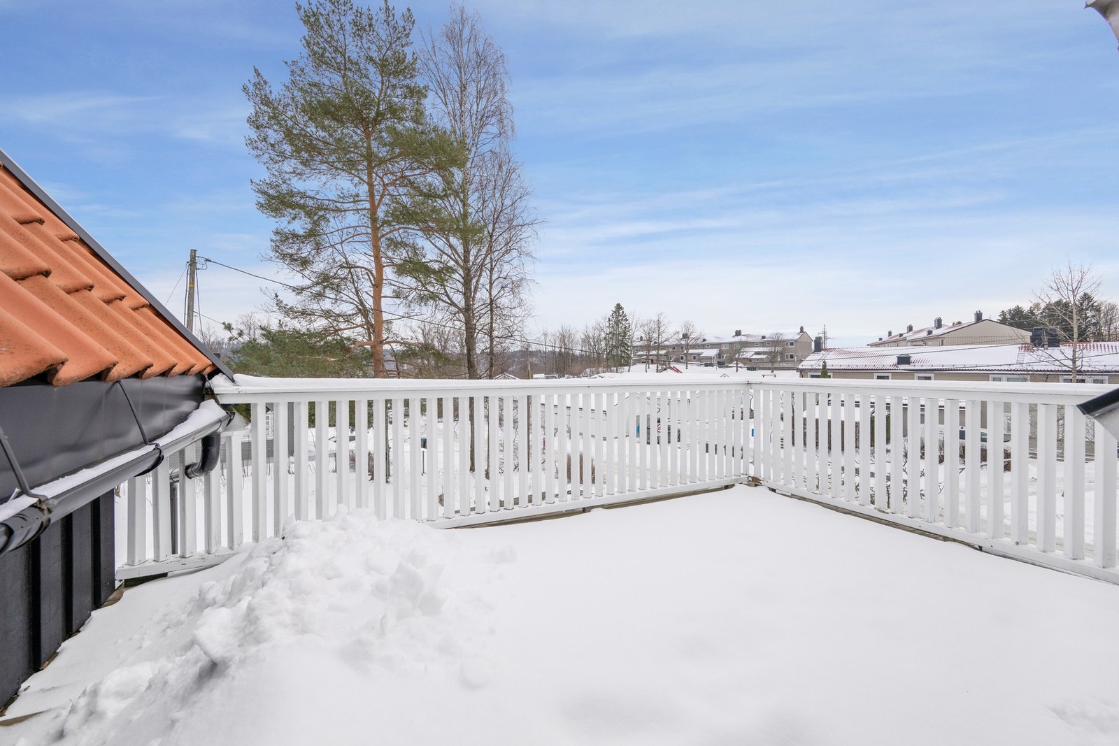 Stor balkong fra 2. etasje uten innsyn og gode solforhold Galleribilde