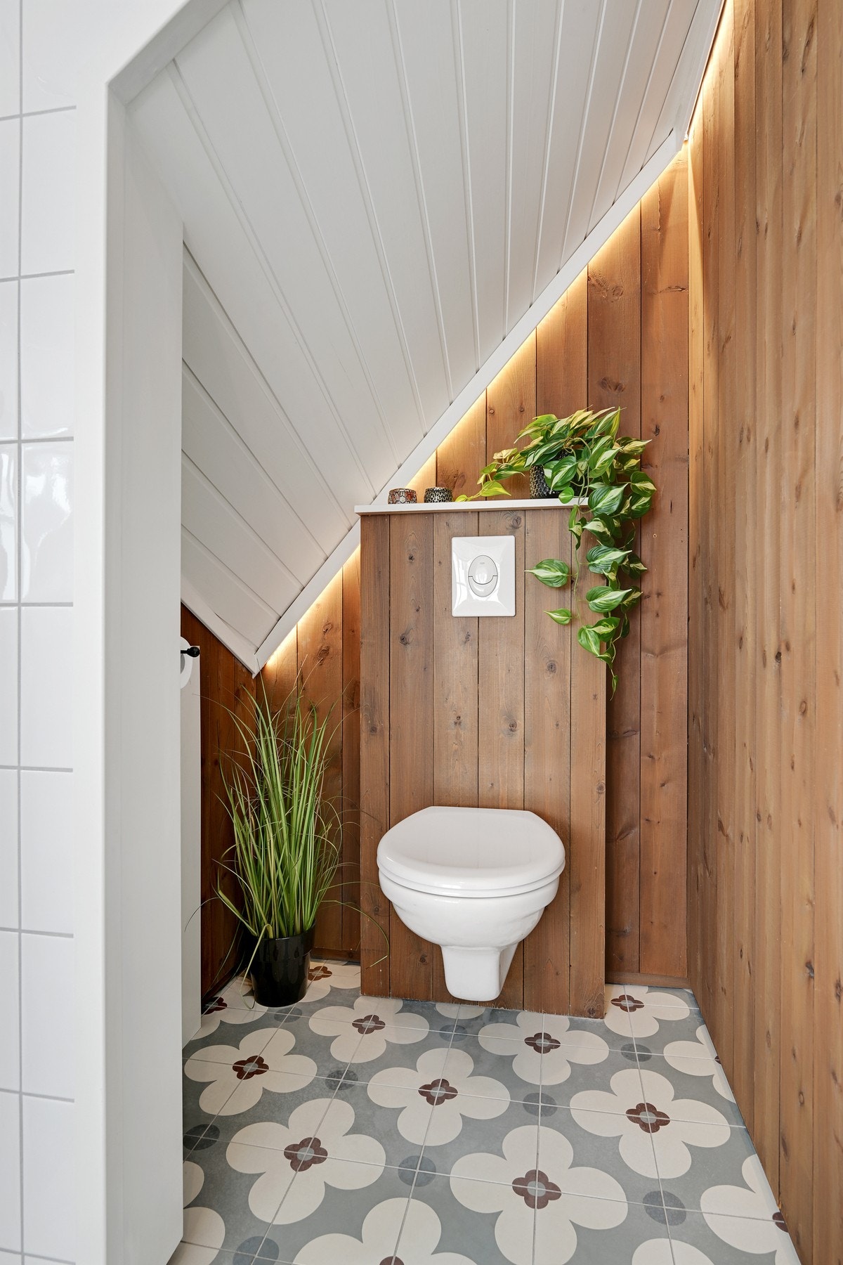 Vegghengt klosett på badet Galleribilde