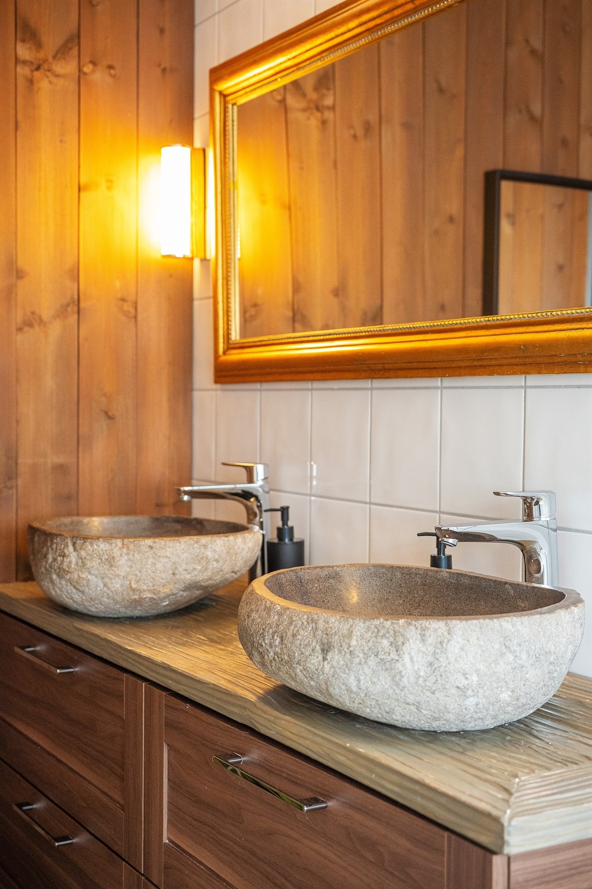 Baderomsinnredning med lekre steinservanter Galleribilde