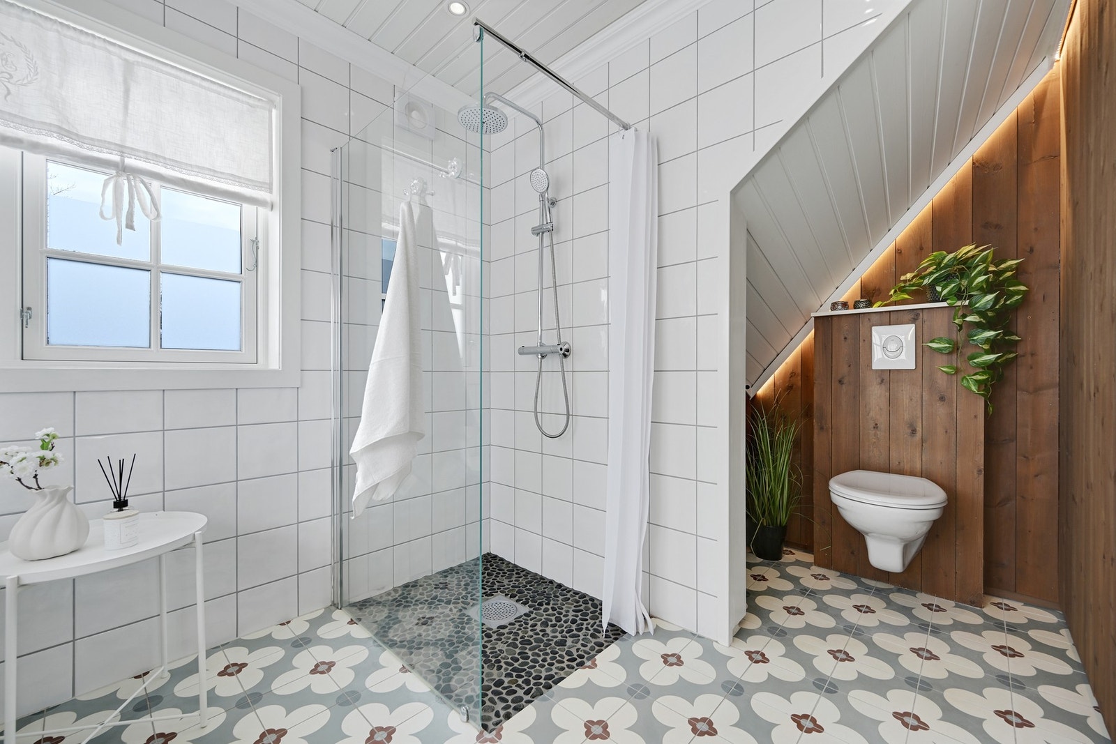 I tillegg til badekar er det dusjsone med praktisk dusjvegg Galleribilde