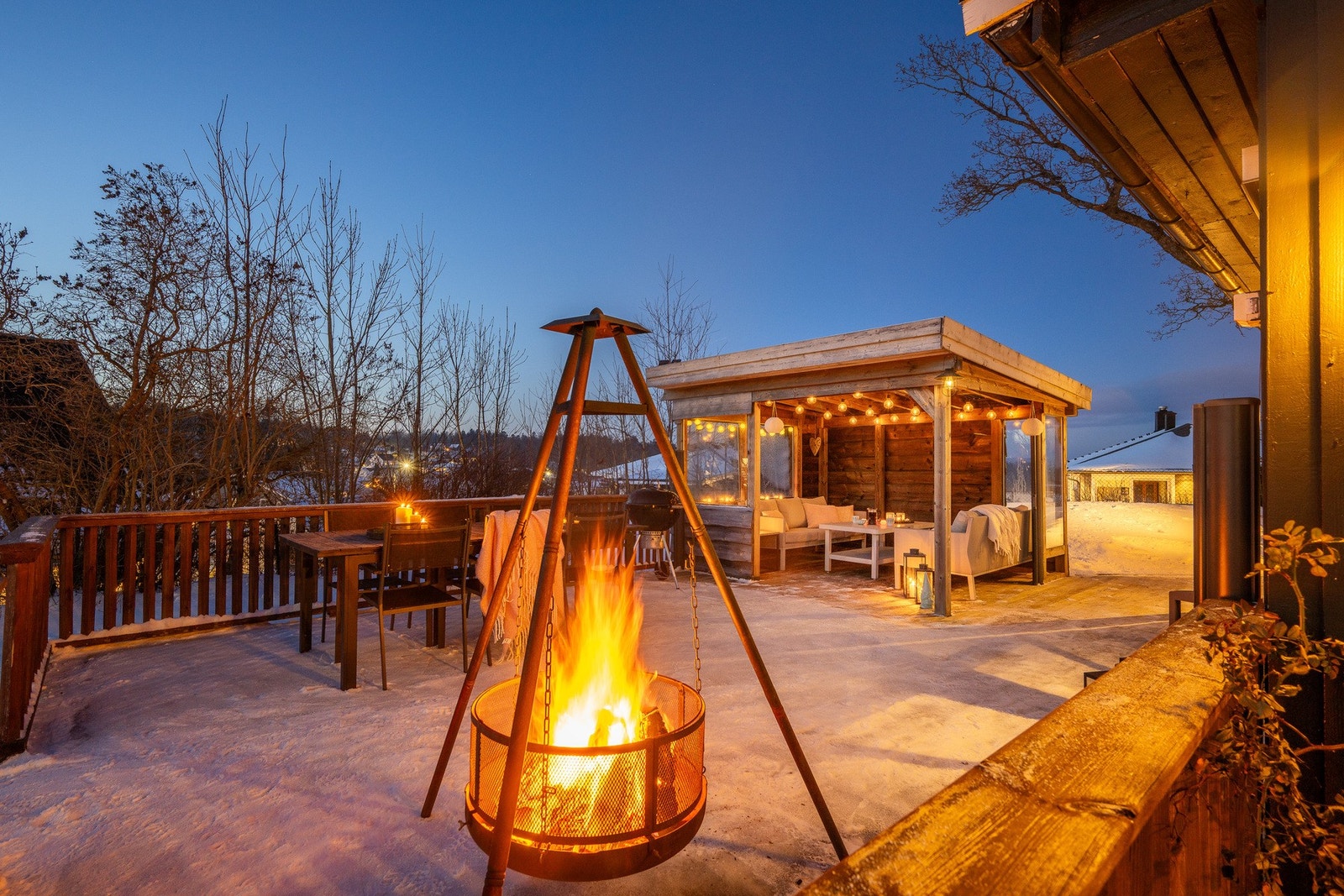 På terrassen er det montert tre taktisk plasserte levegger som alle er endel av handelen Galleribilde