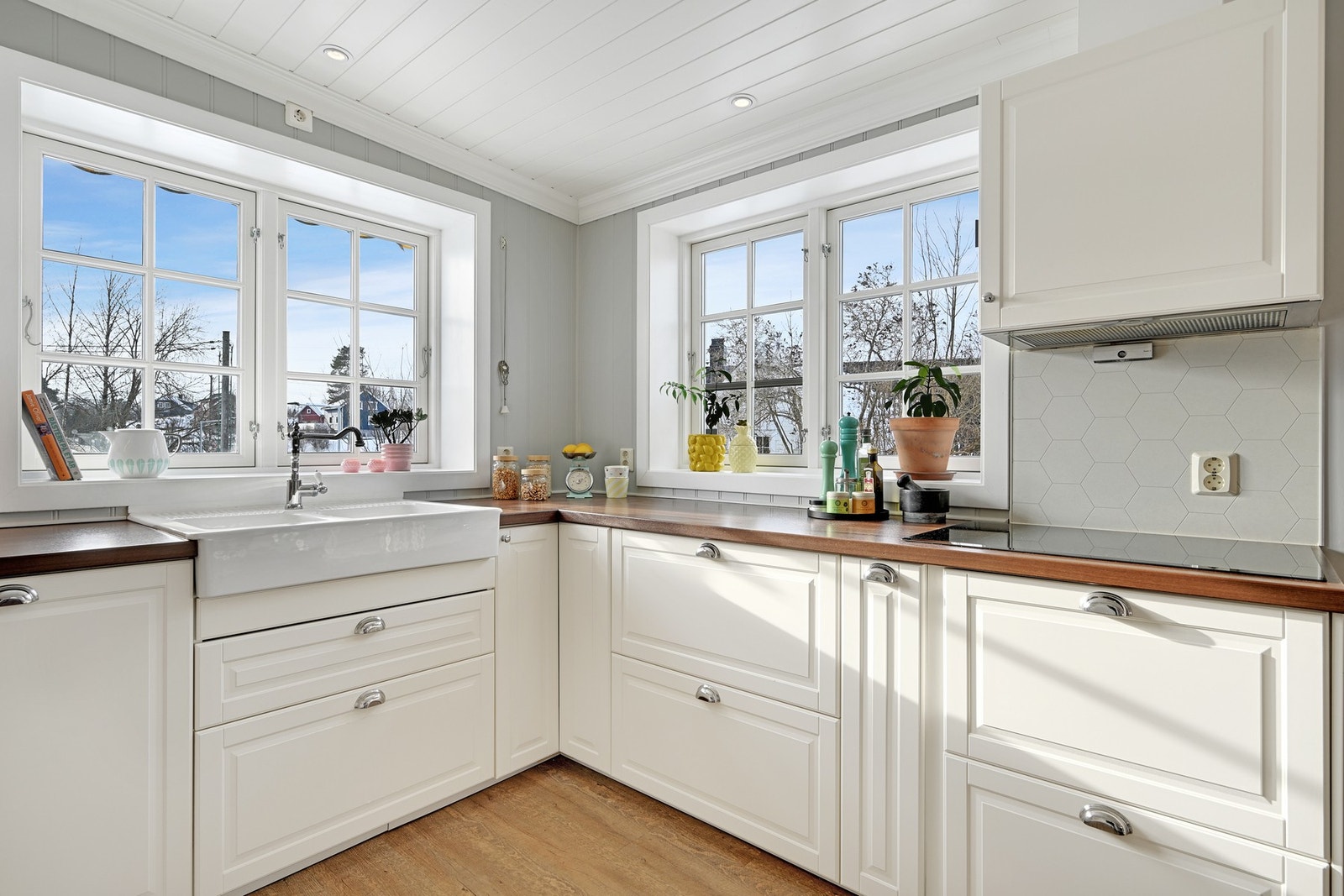 God arbeidsbenk ved vinduene så her tror vi kokken vil trives Galleribilde