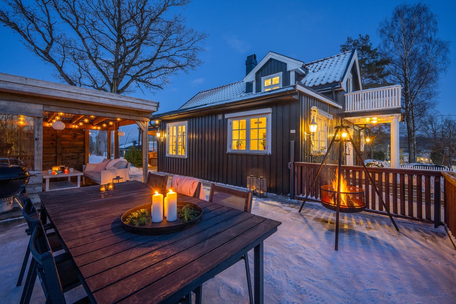 Stor terrasse hvor man har god plass til utemøblement, bålpanne og stor grill så nå er det bare å glede seg til sol og sommer Galleribilde