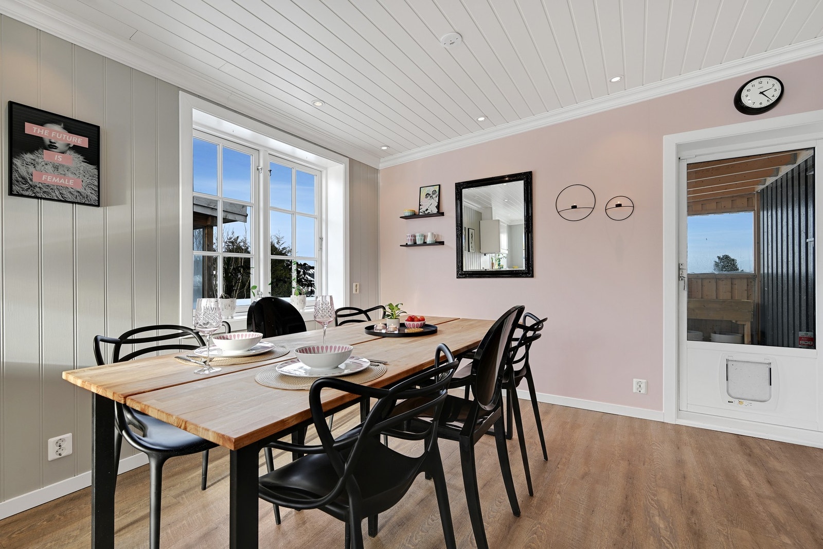 Fra kjøkkenet er det utgang til den overbygde uteplassen og herfra kan man rusle ut på terrassen og til den hyggelige havestuen Galleribilde