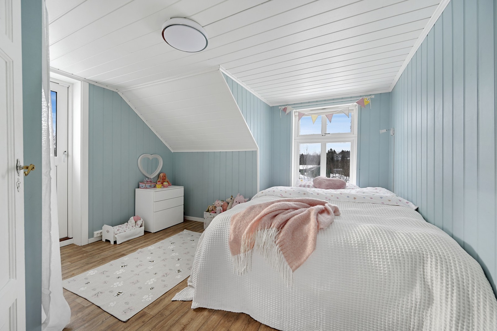 Hyggelig barnerom med god plass til seng, pult, kommode mm Galleribilde