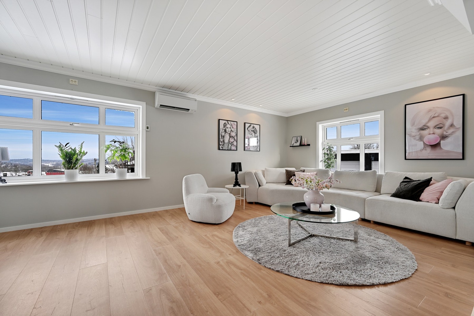 De store vinduene i stuen slipper naturlig lys inn i rommet. Varmepumpen gir behagelig varme sene høst- og vinterkvelder. Galleribilde