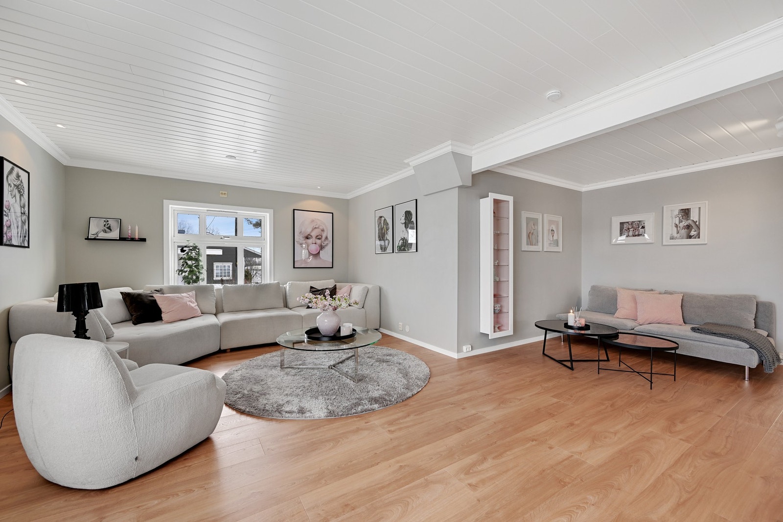 Stor lys og trivelig stue med god plass. Galleribilde