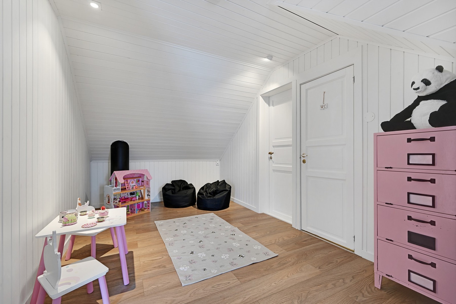 Loftsstue for ungdommen i hus event. om man kunne trenge et hjemmekontor kan dette rommet også benyttes til det. Galleribilde