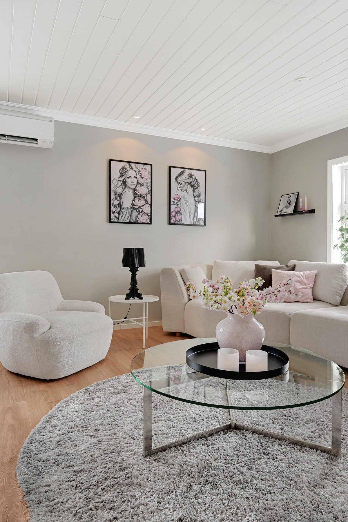 God plass til stor og deilig sofa i stuen Galleribilde