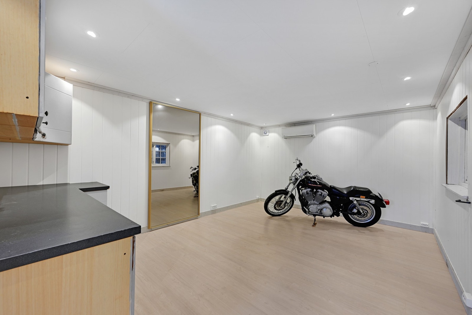 Innredet anneks i tilknytning til garasje. Det foreligger ikke tegning eller ferdigattest på annekset. Galleribilde