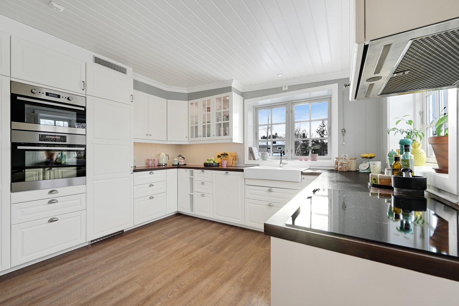 Kjøkkenet har god plass i alle skap og skuffer og de integrerte hvitevarene er endel av handelen Galleribilde