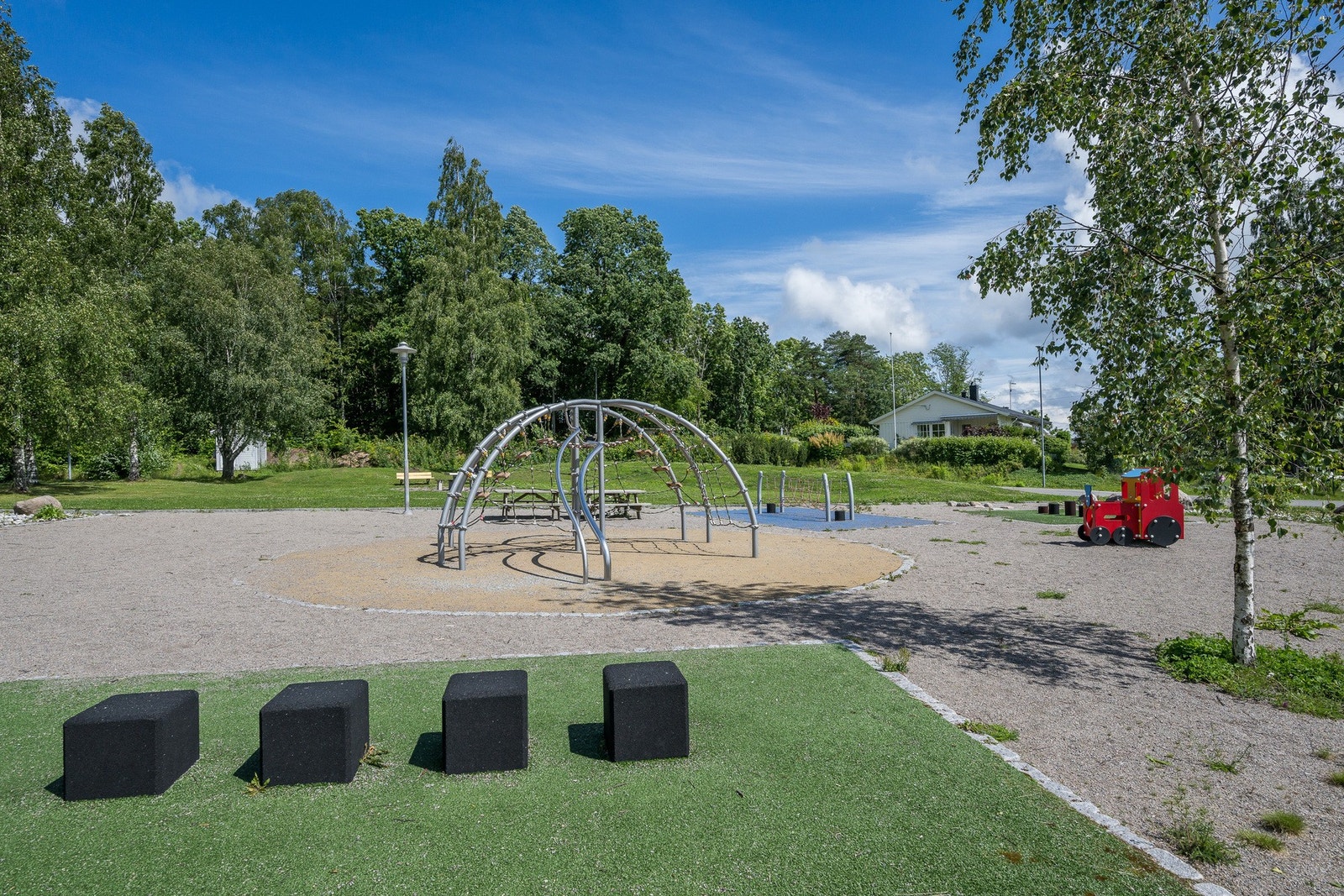 Det er et fint opparbeidet friluftsområdet ved dagligvareforretningen på Skoppum Galleribilde